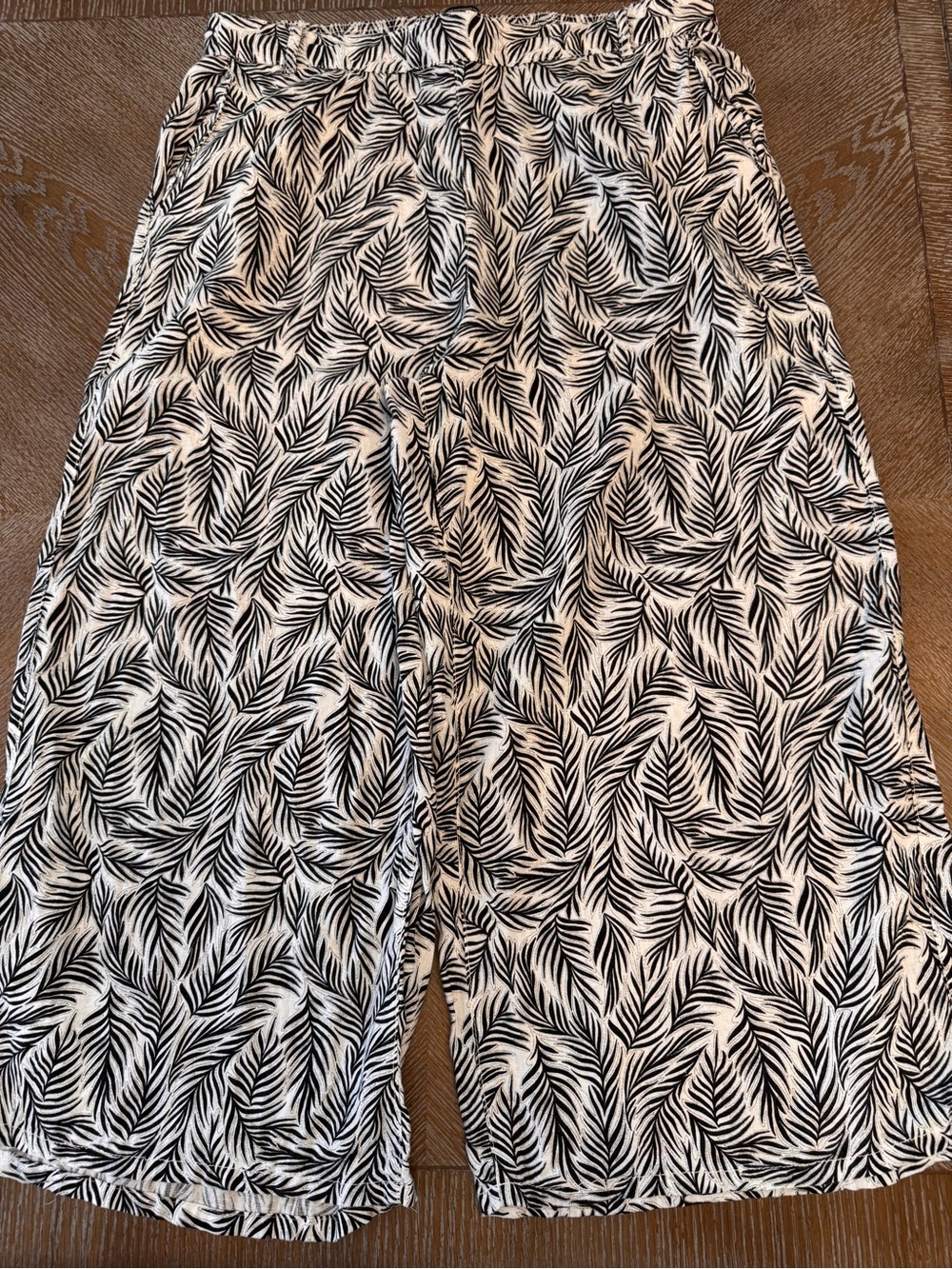 Tahari Beige/Black Floral Cropped Pants XL Elastic Waist 36” Inseam 23” Wide Leg